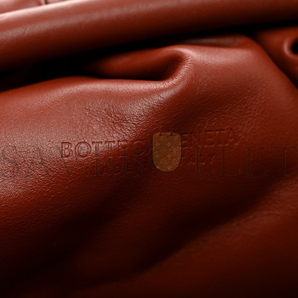 BOTTEGA VENETA SMOOTH BUTTER CALF THE POUCH OVERSIZED CLUTCH RUST  (38*17*8cm)